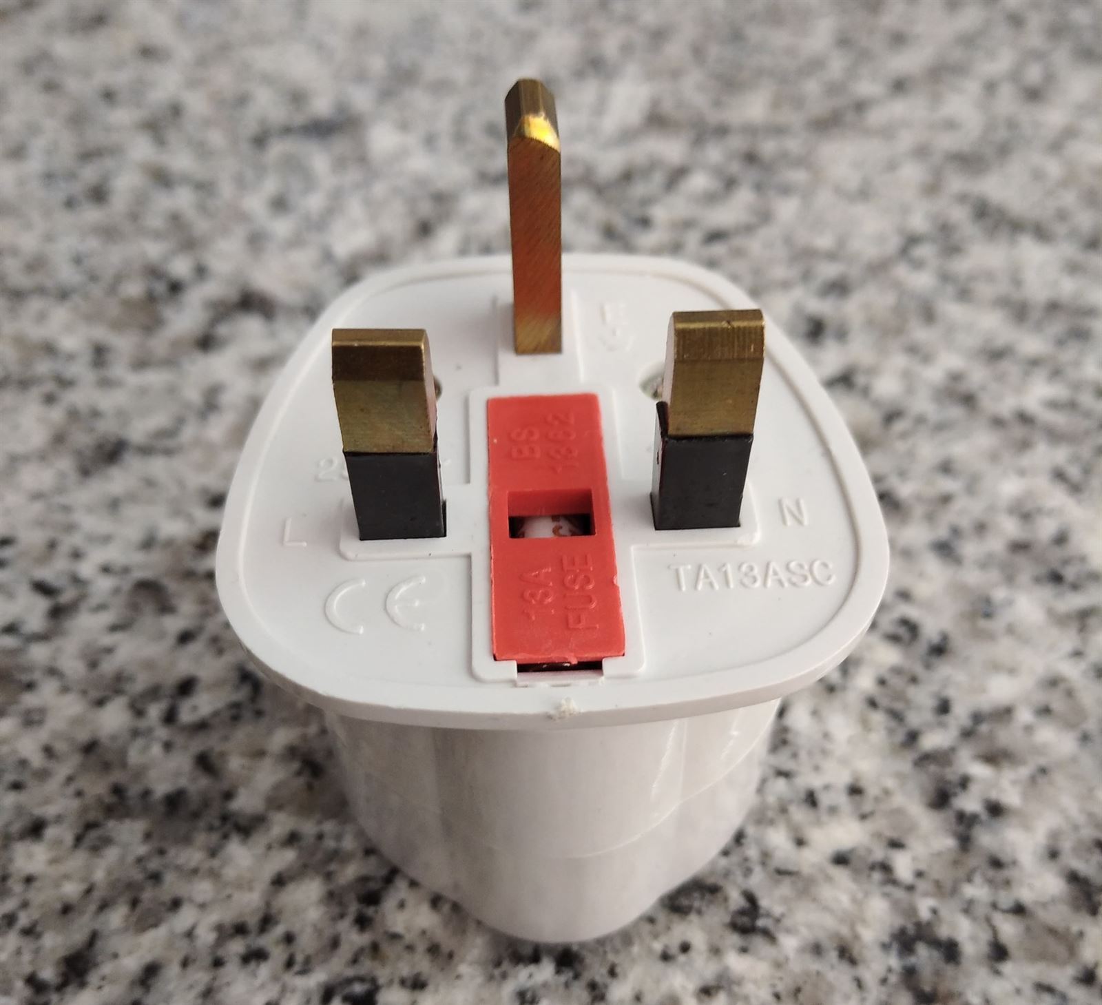 Adaptador Electrico de Europeo a Inglés - Imagen 1