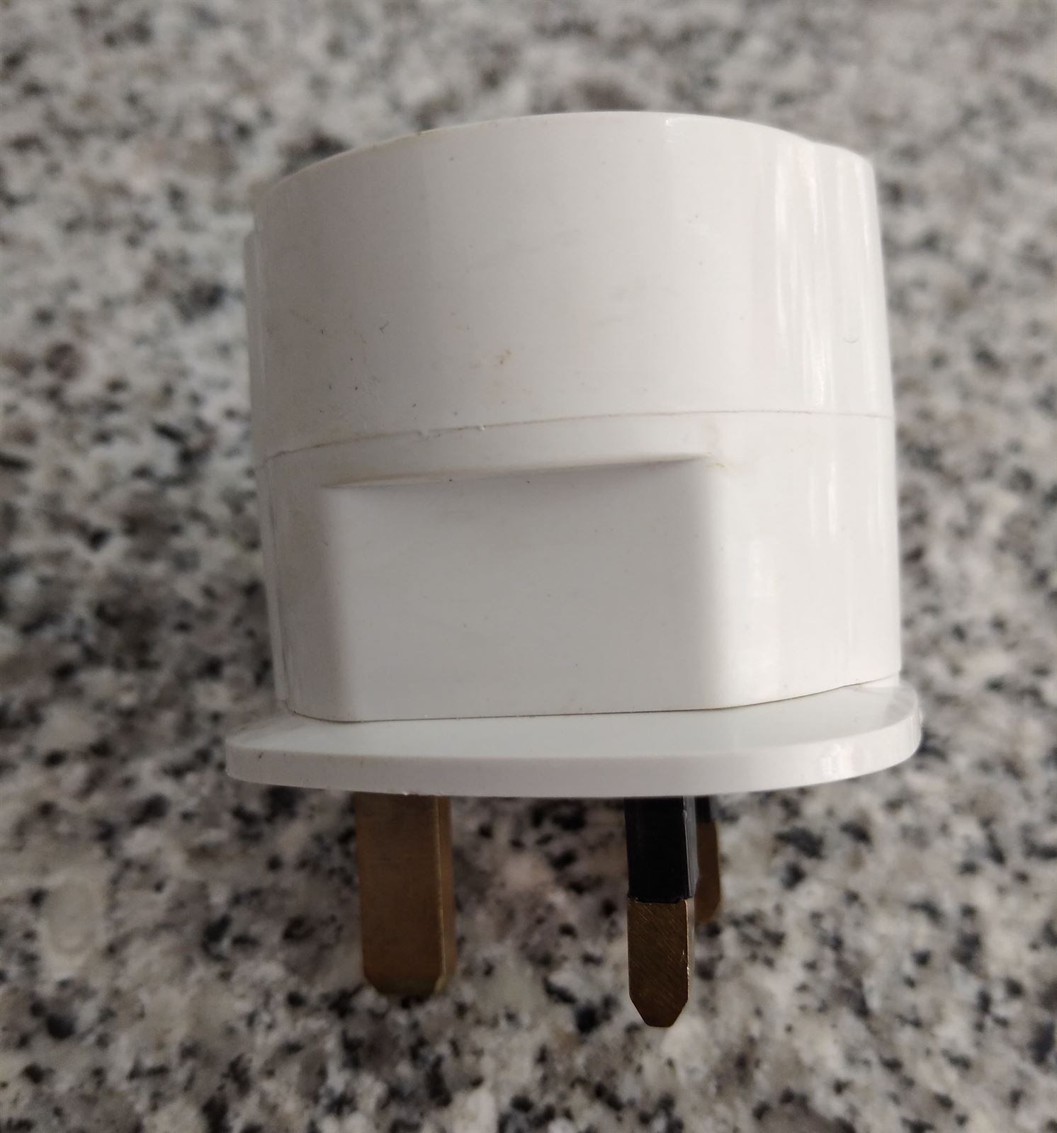 Adaptador Electrico de Europeo a Inglés - Imagen 3