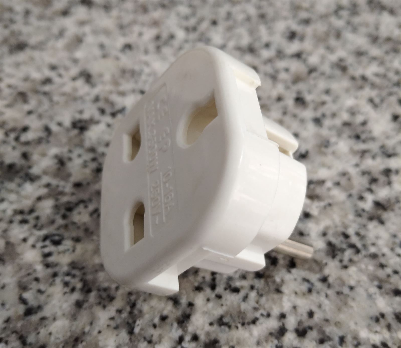 Adaptador Eléctrico de Ingles a Europeo - Imagen 2