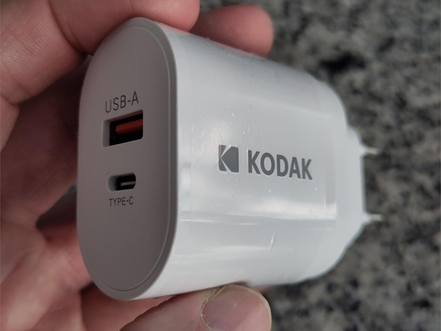 Alimentador USBC y USB Universal 220V de Kodak